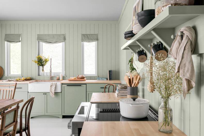 Dapur farmhouse dengan butcher block (hgtv.com/Robert Peterson, Rustic White)