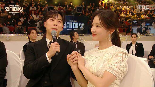 potret Bae In Hyuk dan Lee Se Young di MBC Drama Awards 2023 (dok. MBC)