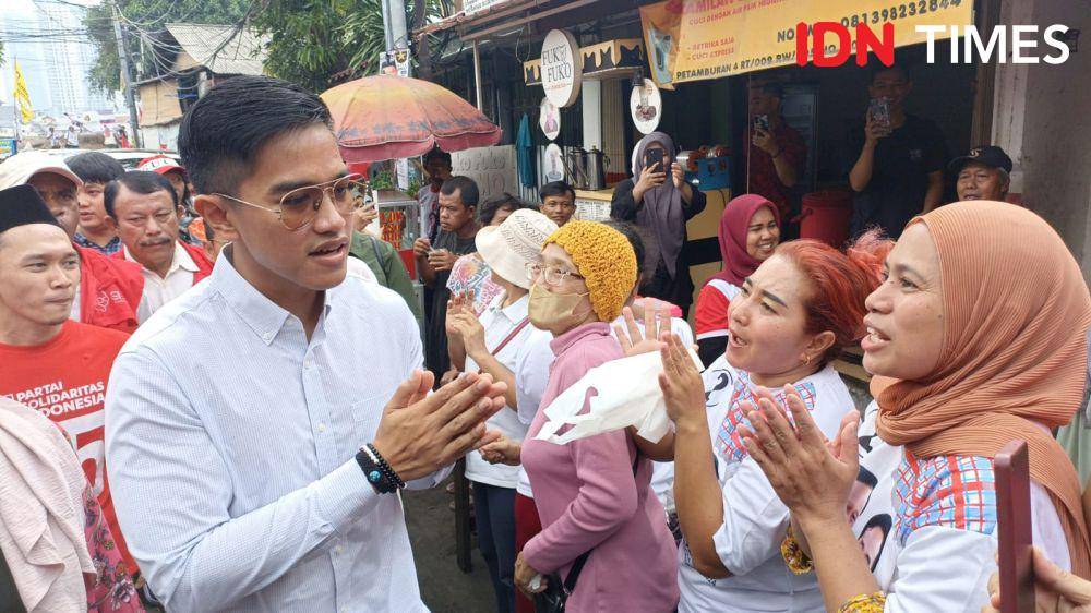 Ketua Umum PSI, Kaesang Pangarep blusukan ke Petamburan, Jakarta Pusat (10/1/2024). (IDN Times/Yosafat Diva Bayu Wisesa)
