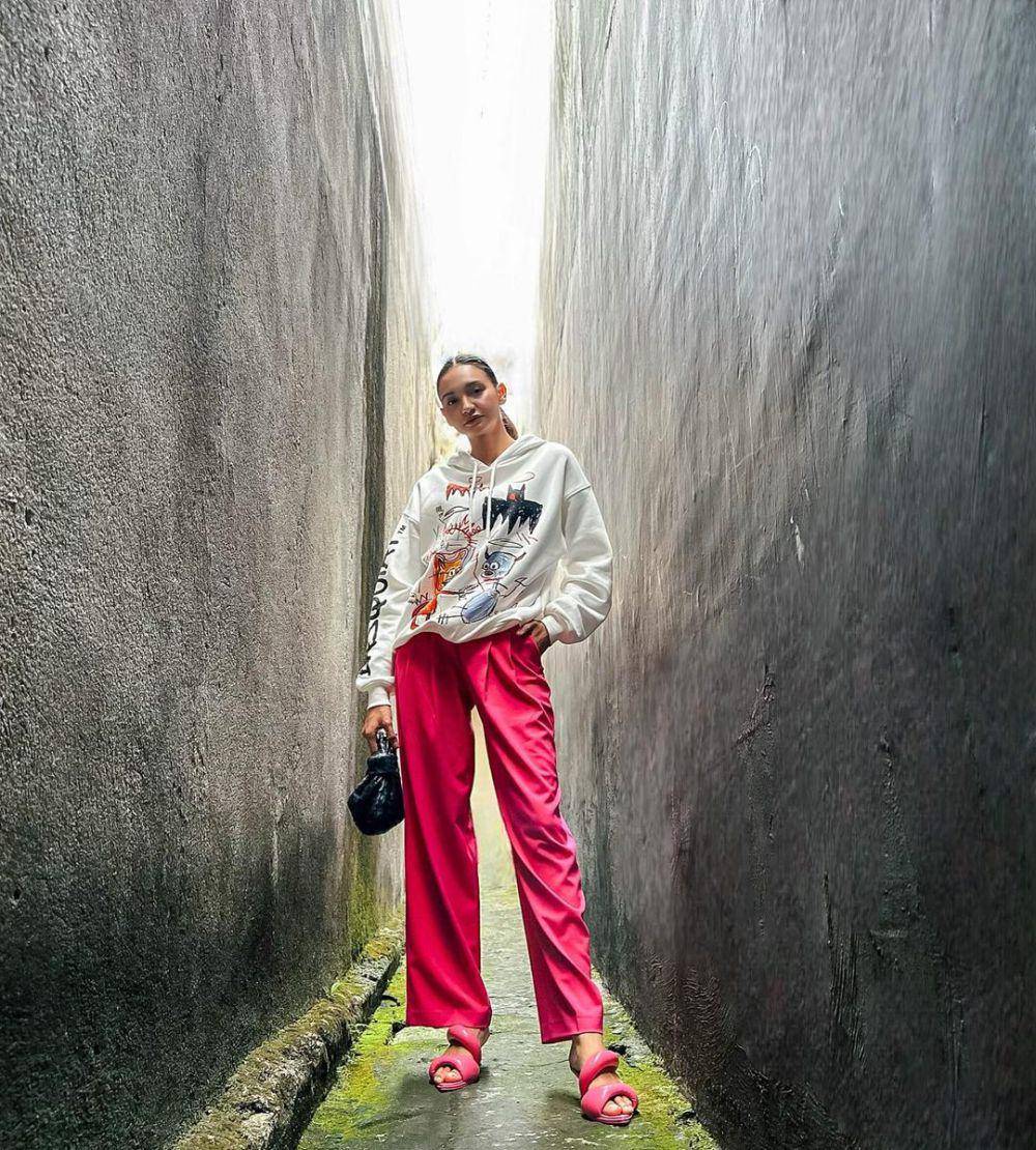 inspirasi outfit warna cerah ala Gesya Shandy (instagram.com/gesyashandy)