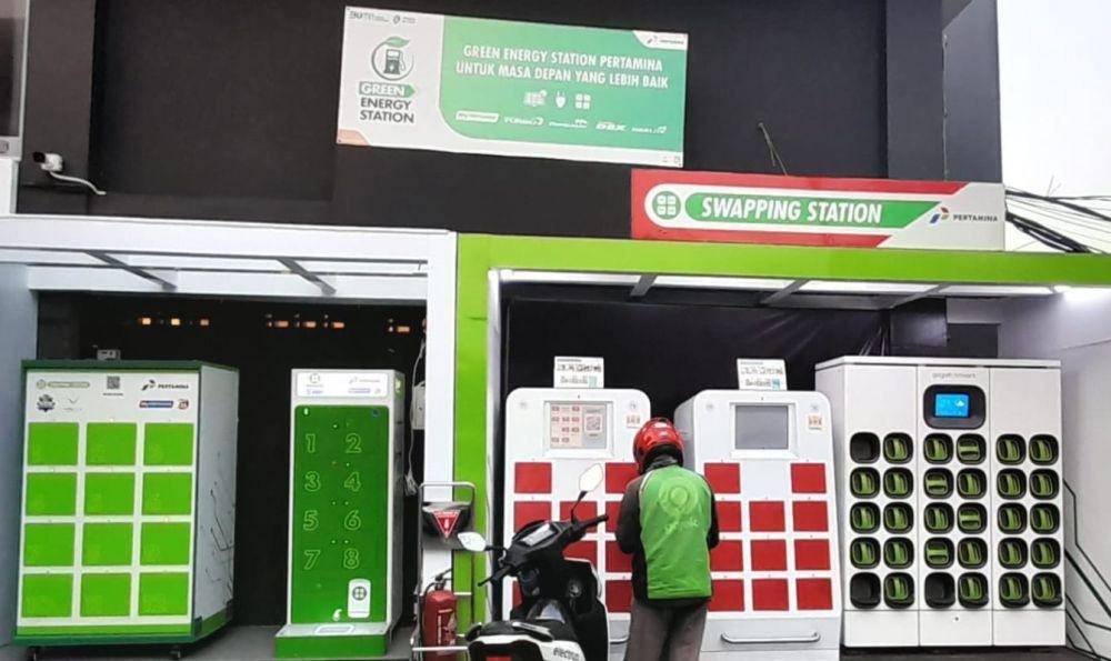 Pertamina Patra Niaga kini mulai mengoperasionalkan infrastruktur hilir kendaraan listrik, yakni Battery Swapping Station, bagi masyarakat umum. (dok. Pertamina)