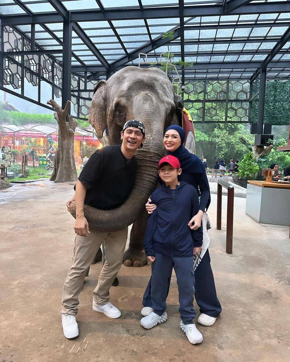 momen Donita dan keluarga liburan di Taman Safari (instagram.com/donitabhubiy)