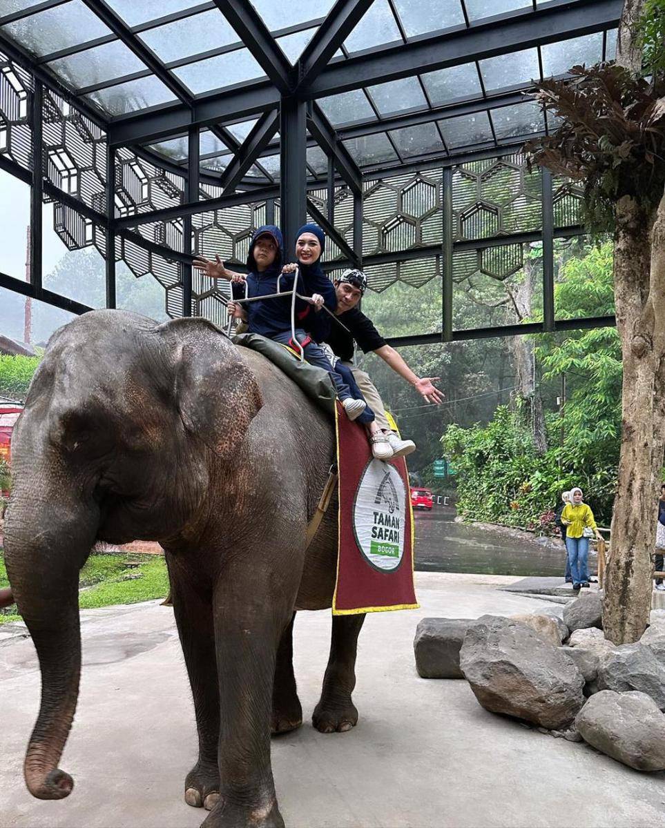 momen Donita dan keluarga liburan di Taman Safari (instagram.com/donitabhubiy)