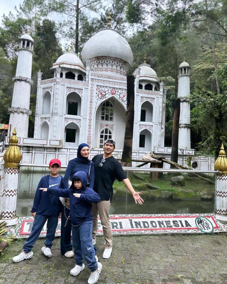 momen Donita dan keluarga liburan di Taman Safari (instagram.com/donitabhubiy)