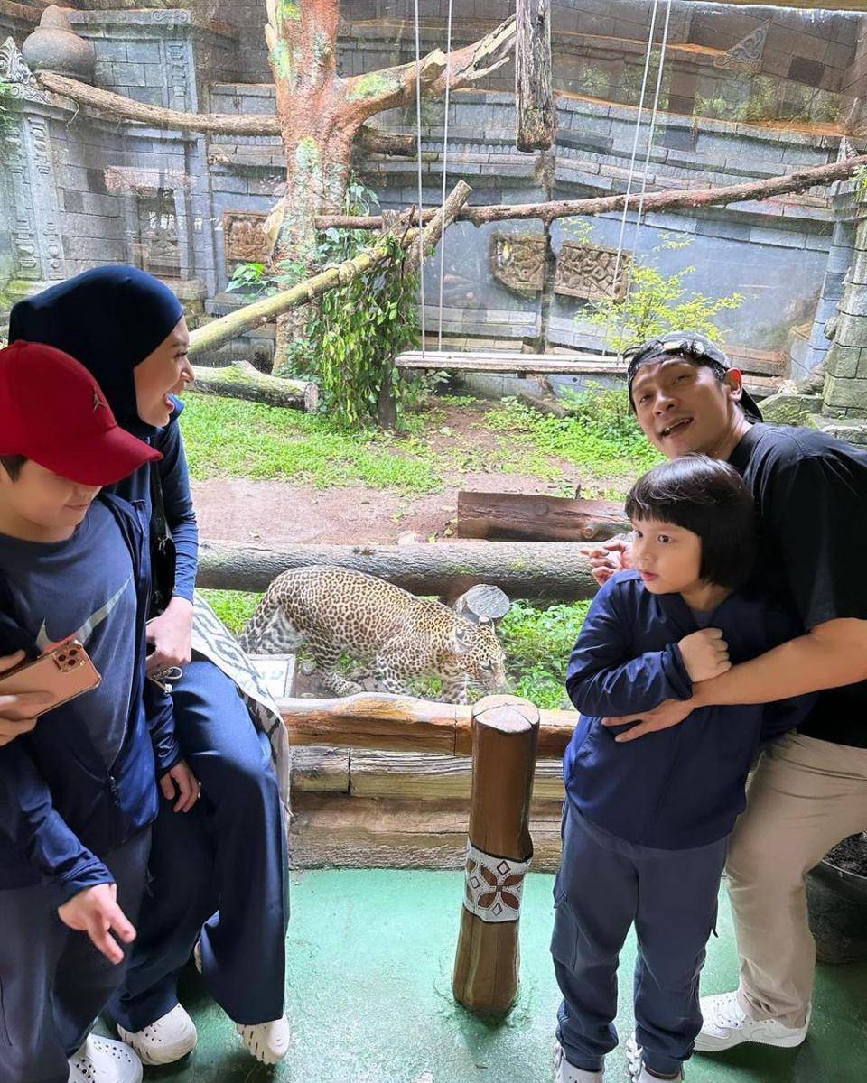 momen Donita dan keluarga liburan di Taman Safari (instagram.com/donitabhubiy)