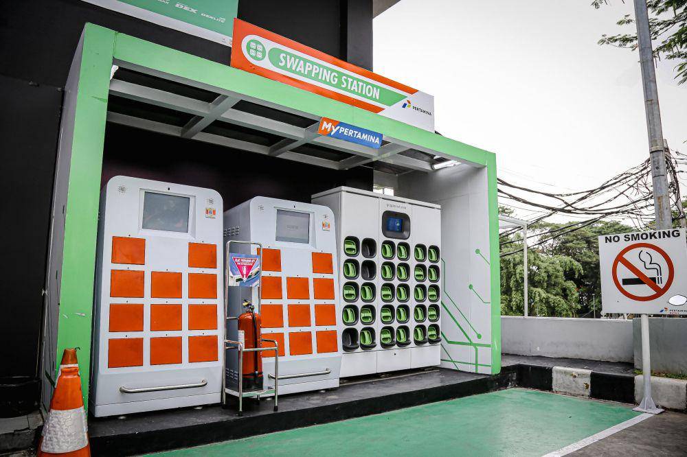 Pertamina Patra Niaga kini mulai mengoperasionalkan infrastruktur hilir kendaraan listrik, yakni Battery Swapping Station, bagi masyarakat umum. (dok. Pertamina)