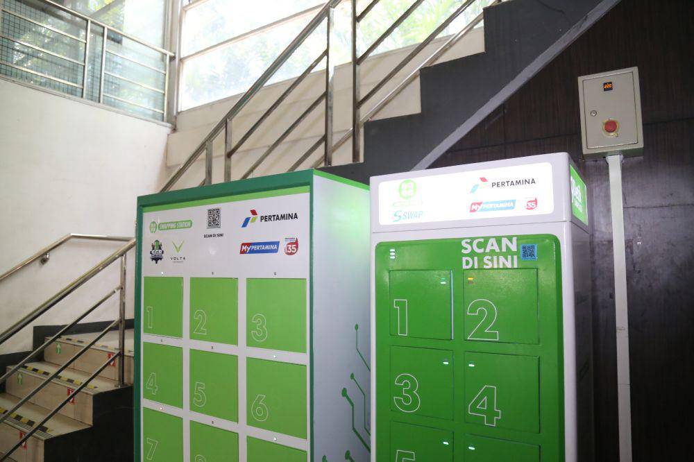 Pertamina Patra Niaga kini mulai mengoperasionalkan infrastruktur hilir kendaraan listrik, yakni Battery Swapping Station, bagi masyarakat umum. (dok. Pertamina)