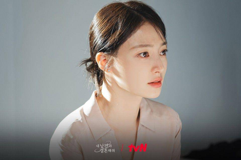 cuplikan Song Ha Yoon di drakor Marry My Husband (dok. tvN/내 남편과 결혼해줘)