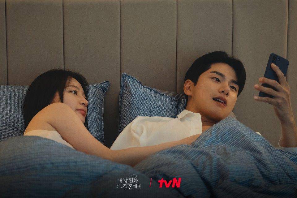 cuplikan Song Ha Yoon dan Lee Yi Kyung di drakor Marry My Husband (dok. tvN/내 남편과 결혼해줘)