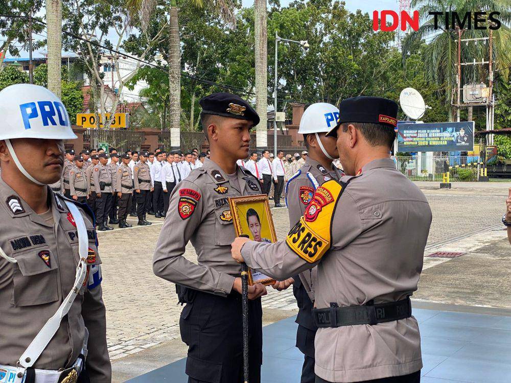 Kapolresta Pontianak, Adhe Hariadi memimpin upacara PTDH. (IDN Times/Polresta Pontianak).