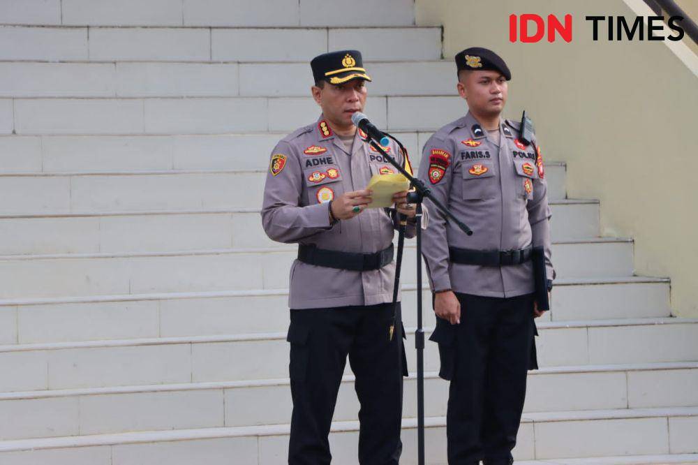 Kapolresta Pontianak, Kombes Pol Adhe Hariadi memimpin upacara PTDH. (IDN Times/Polresta Pontianak).