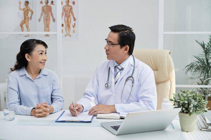 ilustrasi dokter berbicara dengan pasien (freepik.com/pressfoto)