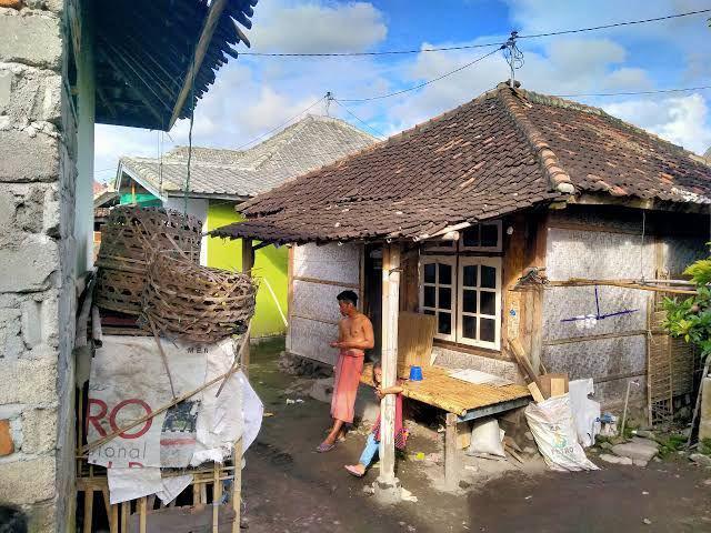 Salah satu rumah tidak layak huni yang belum tertangani (IDN Times/Ruhaili)