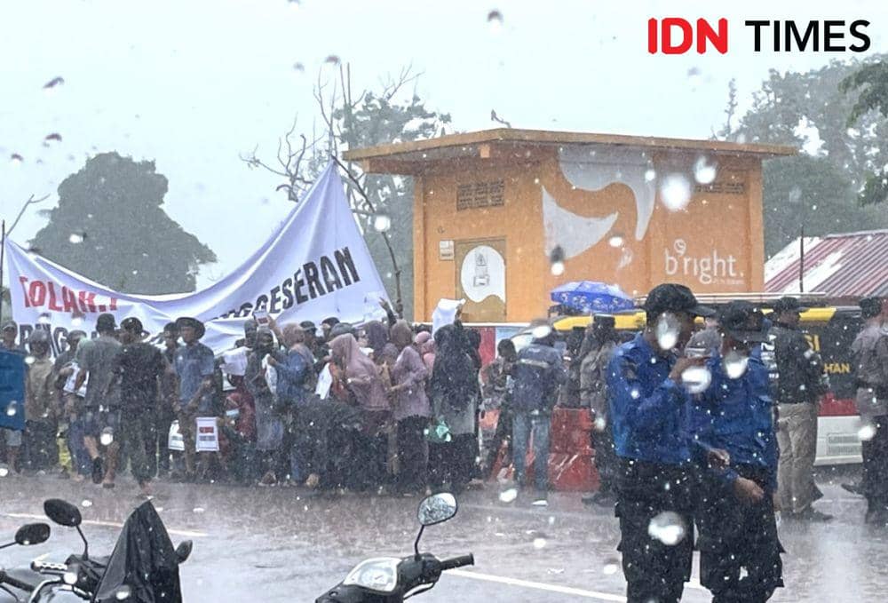 [BREAKING] Aksi Penolakan Warga Rempang Ricuh, Spanduk Direbut Paksa