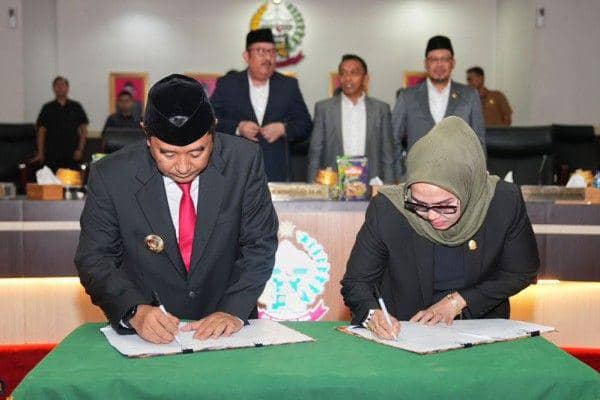 Pj Gubernur Sulawesi Selatan Bahtiar Baharuddin dan Ketua DPRD Sulsel Andi Ina Kartika Sari meneken APBD 2024 di gedung DPRD Sulsel, Senin (6/11/2023). Dok. Humas Pemprov Sulsel Artikel ini telah tayang di Idntimes.com dengan judul "APBD Sulsel 2024 Ditetapkan Rp10 Triliun, Ini 3 Sektor Prioritas". Klik untuk baca: https://sulsel.idntimes.com/news/indonesia/ashrawi-muin/apbd-sulsel-2024-ditetapkan-rp10-triliun-ini-3-sektor-prioritas.