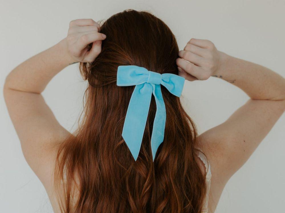 ilustrasi ribbon hair tie (pexels.com/Leah Kelley)