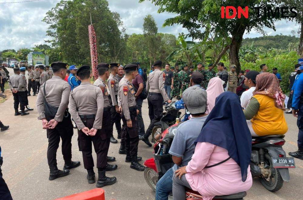 Ratusan personel gabungan saat melakukan penjagaan di akses masuk jalan menuju Tanjung Banon, Pulau Rempang (IDN Times / Putra Gema Pamungkas)