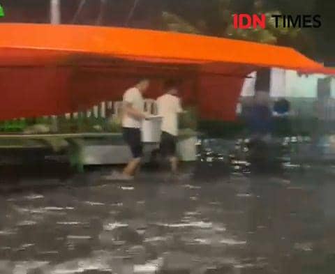 Banjir dii jalan Kalimantan Kota Madiun. IDN Times/ Istimewa
