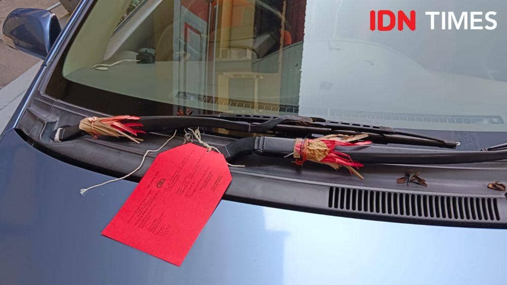 Barang bukti taksi yang digunakan pelaku pemerasan WN Amerika di Bali (IDN Times/Ayu Afria)