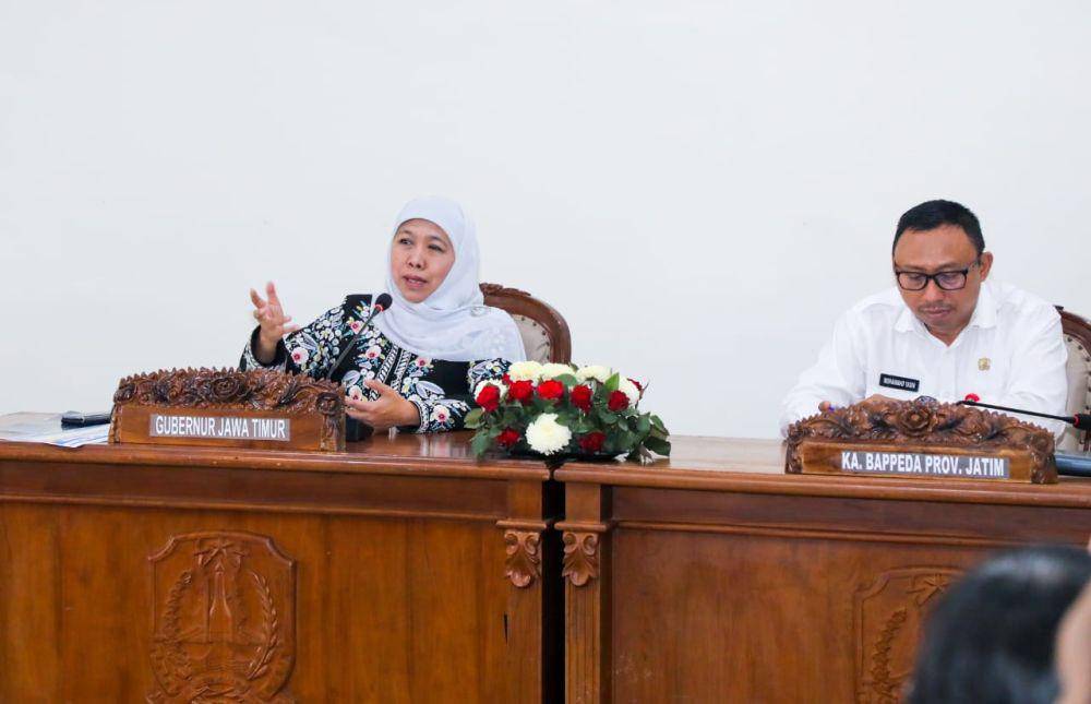 Gubernur Jatim, Khofifah Indar Parawansa saat pimpin rakor. (Dok. Pemprov Jatim)..