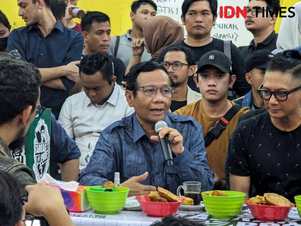 Mahfud MD saat menggelar 'Tabrak Prof' di Surabaya, Rabu (10/1/2024). (IDN Times/Khusnul Hasana)