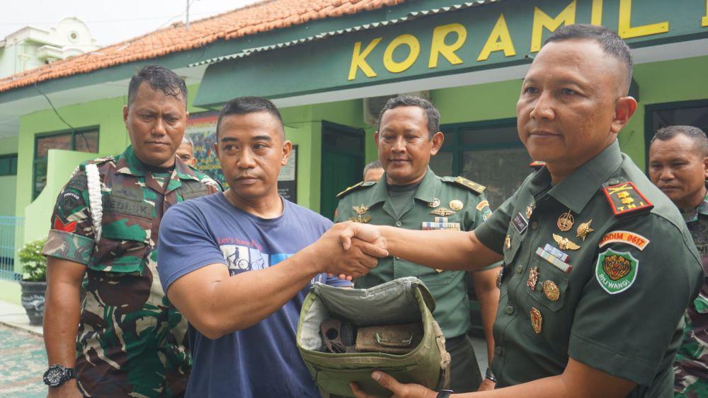 Warga Serahkan Munisi Aktif dan Senpi ke Kodim Majalengka