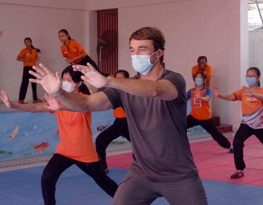 Beberapa orang sedang berlatih gerakan tai chi. (dok. pribadi/Ari Budiadnyana)