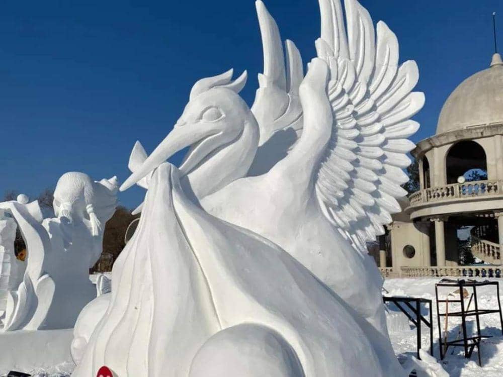Patung es karya Tim Indonesia dua di The 26th Harbin International Snow Sculpture Competition di Harbin-China (Dok.IDNTimes/Istimewa)