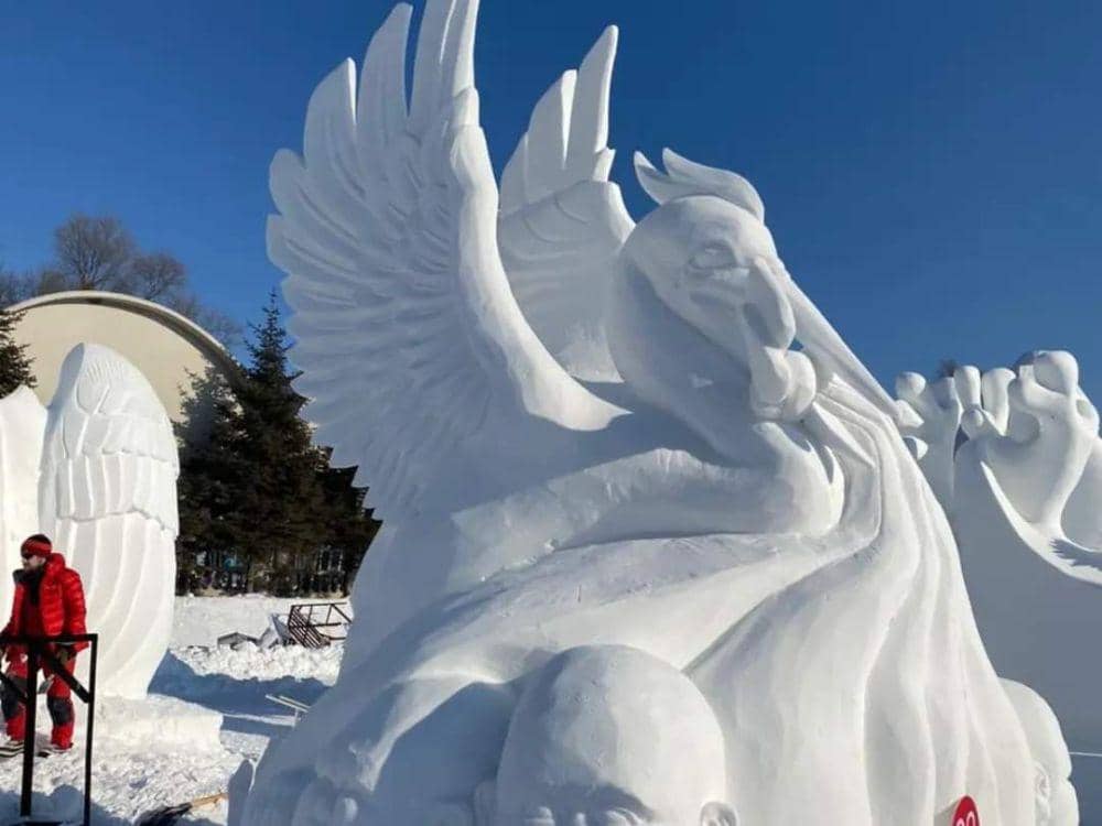 Patung es karya Tim Indonesia dua di The 26th Harbin International Snow Sculpture Competition di Harbin-China (Dok.IDNTimes/Istimewa)