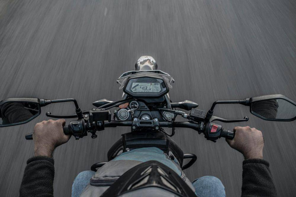 ilustrasi berkendara sepeda motor (pexels.com/aboodi vesakaran)