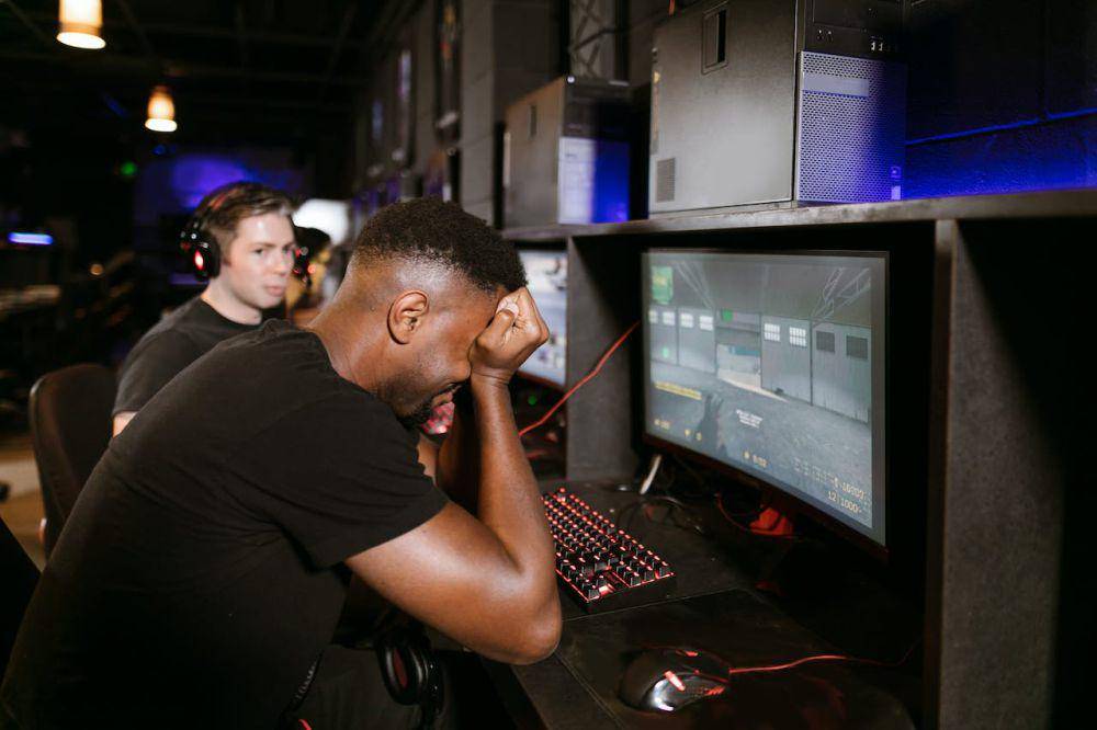 ilustrasi gamer frustrasi (pexels.com/RDNE Stock project)