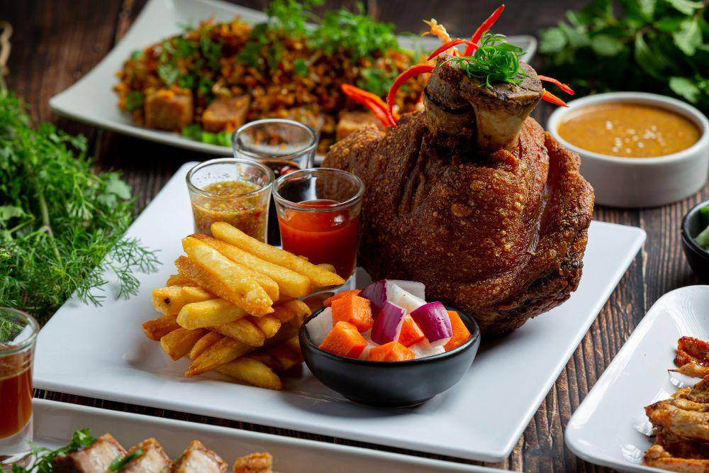 ilustrasi western food dengan saus (freepik.com/jcomp)