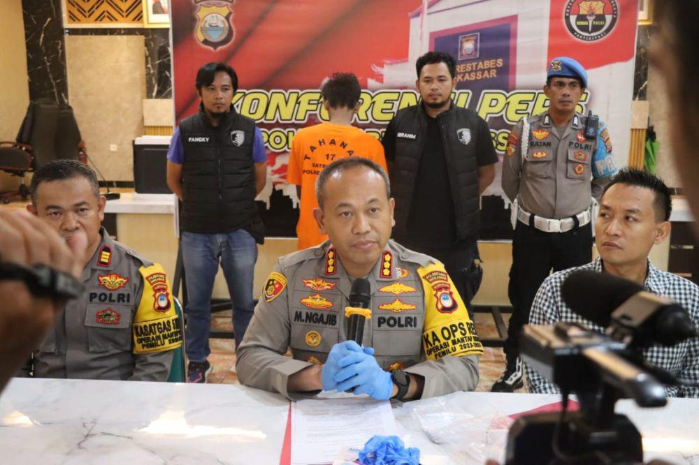 Kapolrestabes Makassar saat merilis penangkapan pelaku pencurian sepeda motor dengan enam barang bukti. (Dok. Humas Polrestabes Makassar)