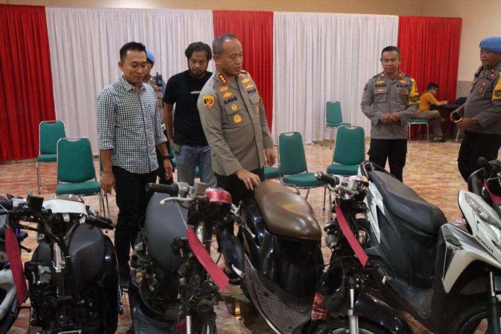 Kapolrestabes Makassar memperlihatkan barang bukti pencurian sepeda motor yang disita petugas, Selasa (9/1/2024). (Dok. Humas Polrestabes Makassar)