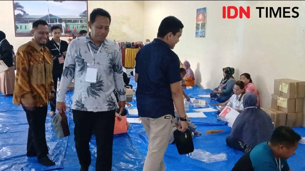 Ketua dan Komisioner KPU serta Bawaslu, saat memantau langsung proses lipat dan sortir surat suara (IDN Times/ Bambang Suhandoko)