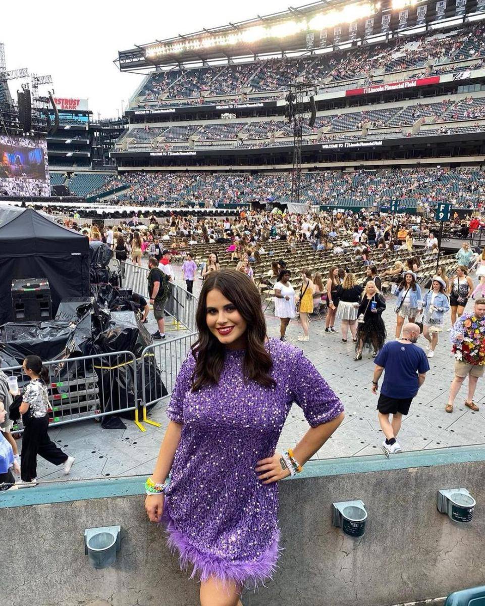 outfit payet ungu (instagram.com/taylornation)
