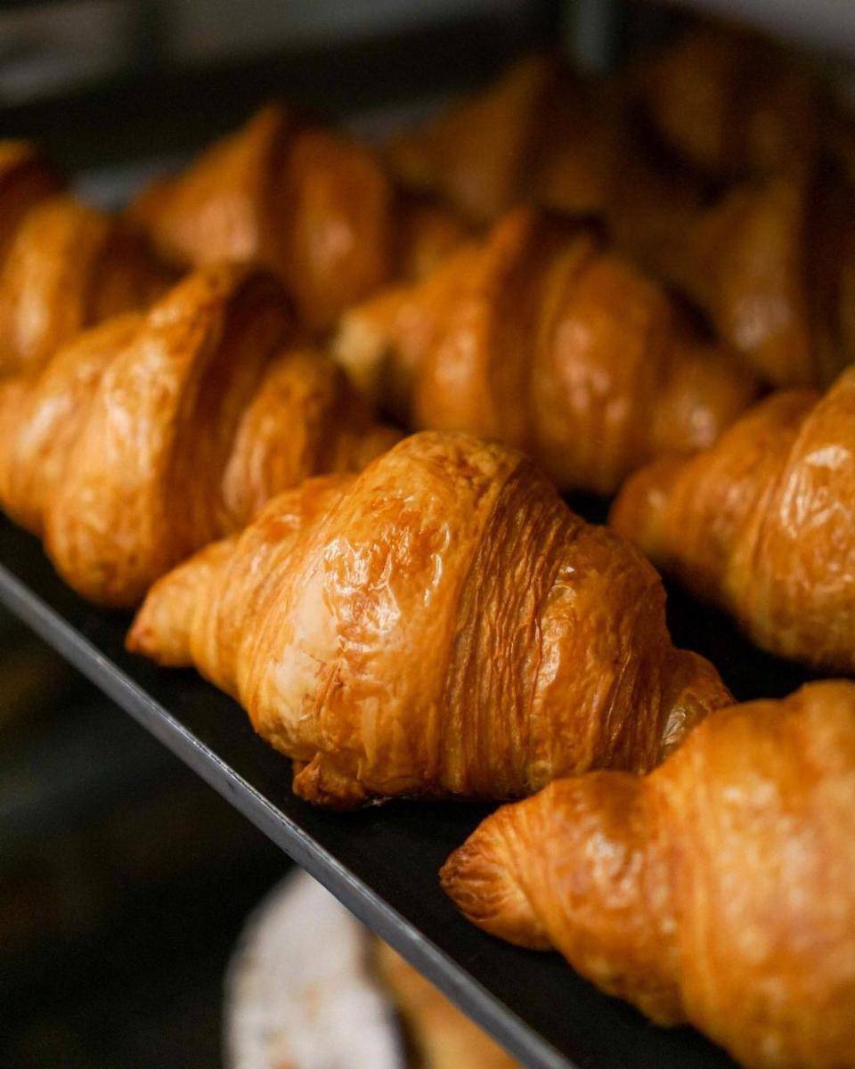 Pembuatan croissant di Retawu Deli Malang. Instagram/retawudeli