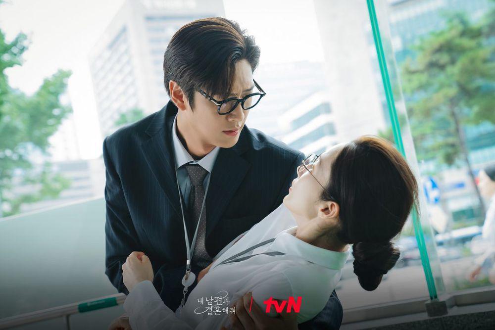7 Bukti Yoo Ji Hyeok Menyukai Kang Ji Won di Drakor Marry My Husband