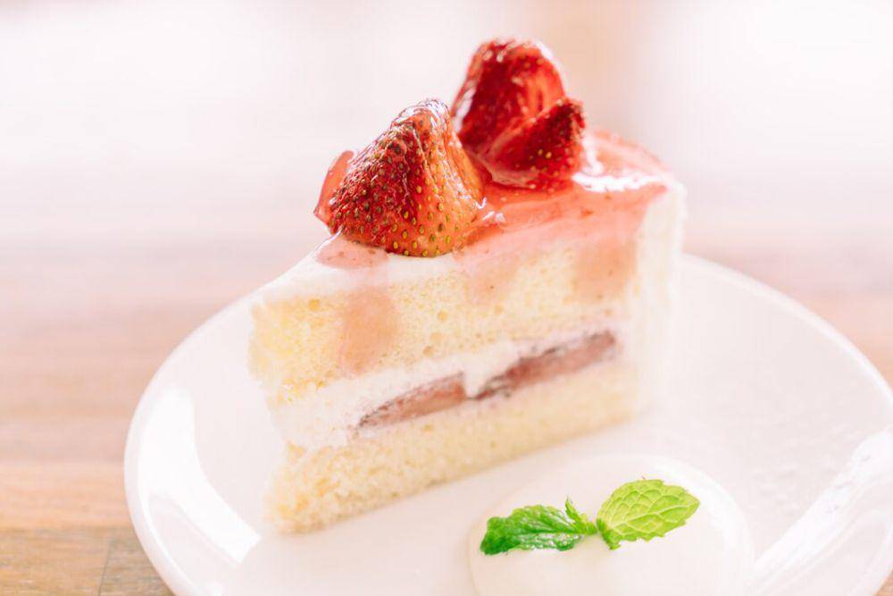strawberry shortcake (freepik.con/mrsiraphol)
