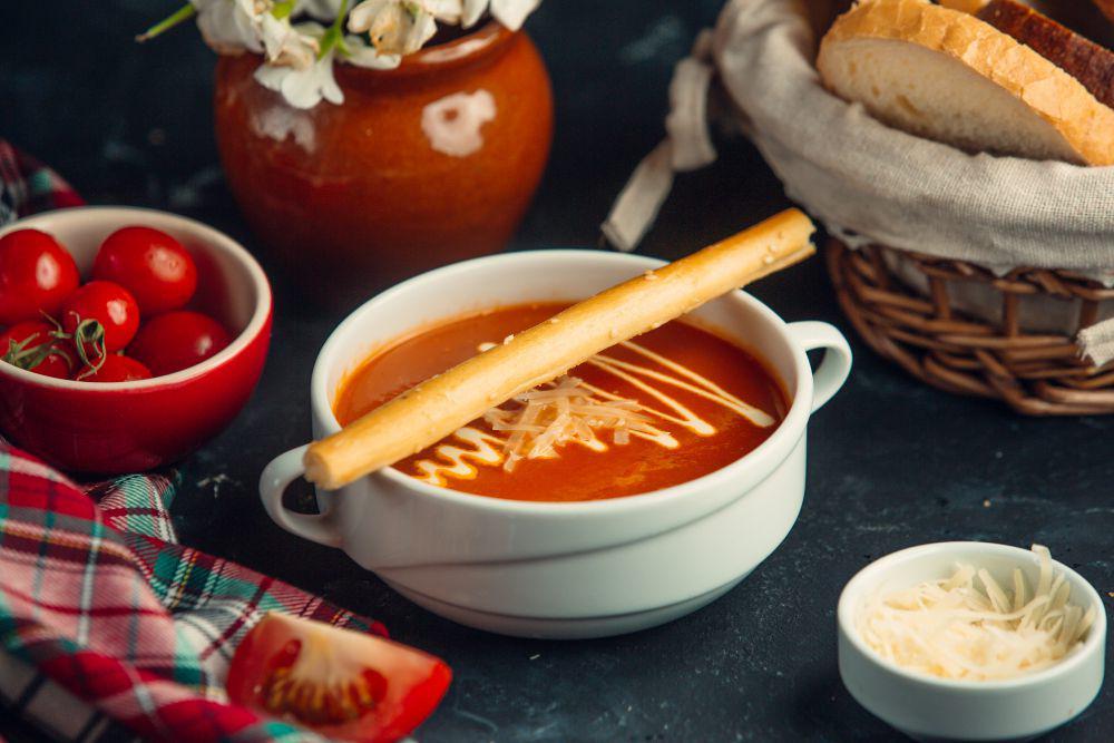 gazpacho (freepik.com/KamranAydinov)