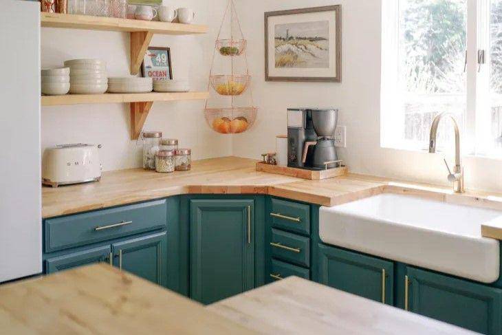 Dapur dengan countertop butcher block (thekitchn.com/Craig Mackay)