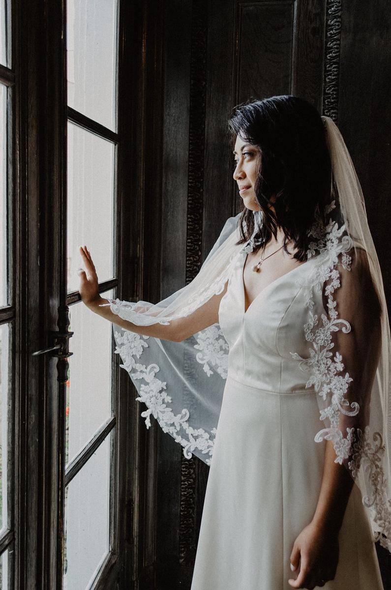 outfit pengantin seperti dalam lirik "Speak Now" (unsplash.com)