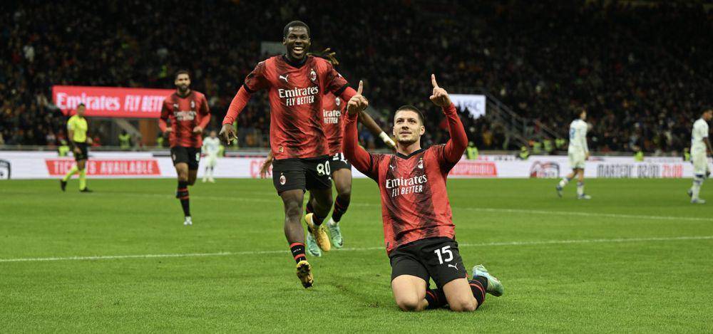 Luka Jović melakukan selebrasi setelah menjebol gawang Frosinone di Serie A 2023/2024. (acmilan.com)
