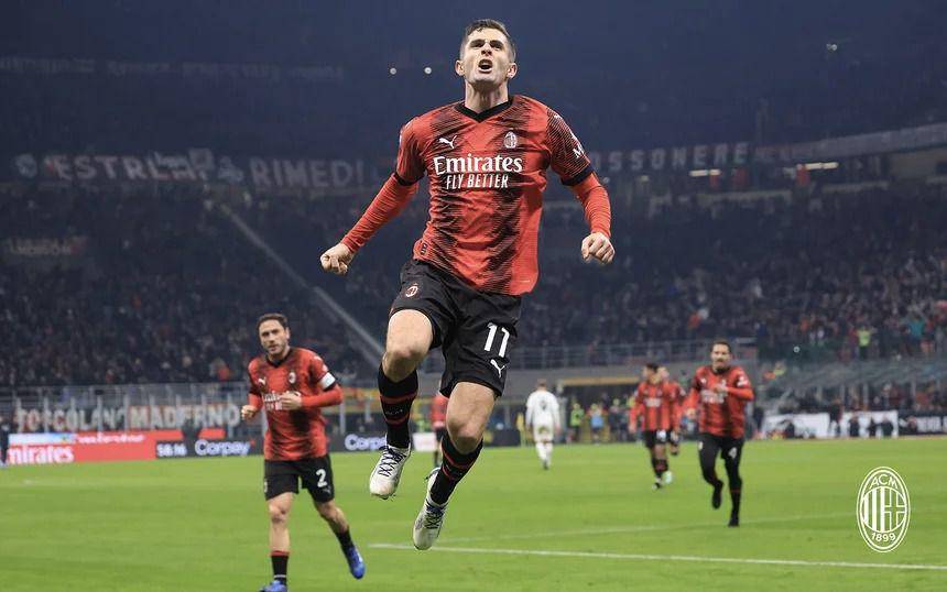 Christian Pulisic melakukan selebrasi setelah menjebol gawang Sassuolo di Serie A 2023/2024. (acmilan.com)