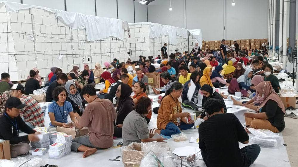 Bawaslu Awasi Kegiatan Sorlip Surat Suara di Gudang KPU Bandung