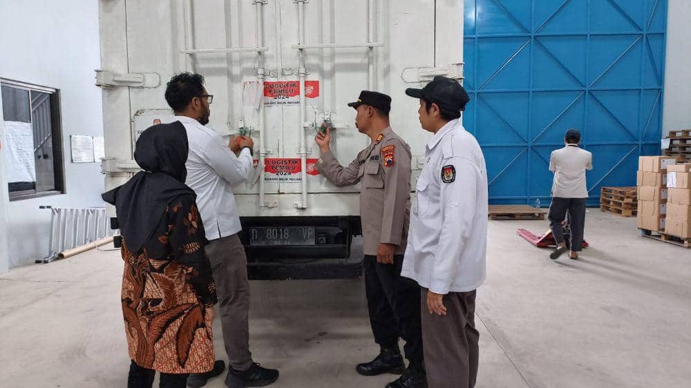 KPU Kota Semarang dan Bawaslu Kota Semarang menerima logistik surat suara untuk keperluan Pemilu 2024. (dok. Bawaslu Kota Semarang)