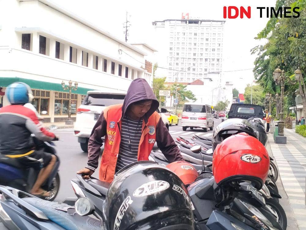 Juru parkir di Surabaya. (IDN Times/Khusnul Hasana)