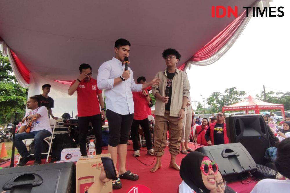 Ketua Umum PSI, Kaesang Pangarep bersama caleg PSI dalam acara di kawasan Condet, Jakarta Timur (10/1/2024). (IDN Times/Yosafat Diva Bayu Wisesa)