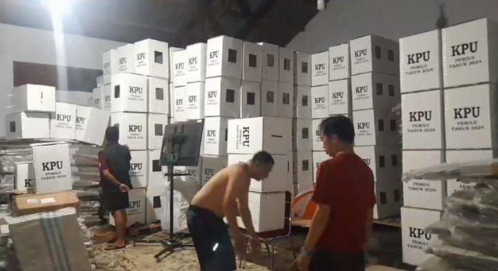 Ratusan kotak suara Pemilu 2024 di gedung logistik KPU Selayar rusak terendam banjir, Rabu (10/1/2024)/Istimewa