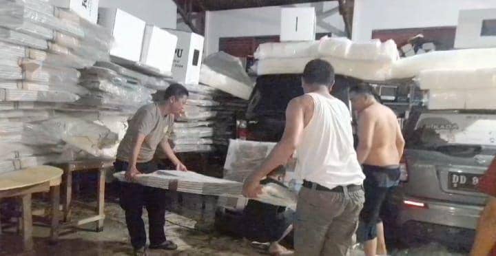 Ratusan kotak suara Pemilu 2024 di gedung logistik KPU Selayar rusak terendam banjir, Rabu (10/1/2024)/Istimewa